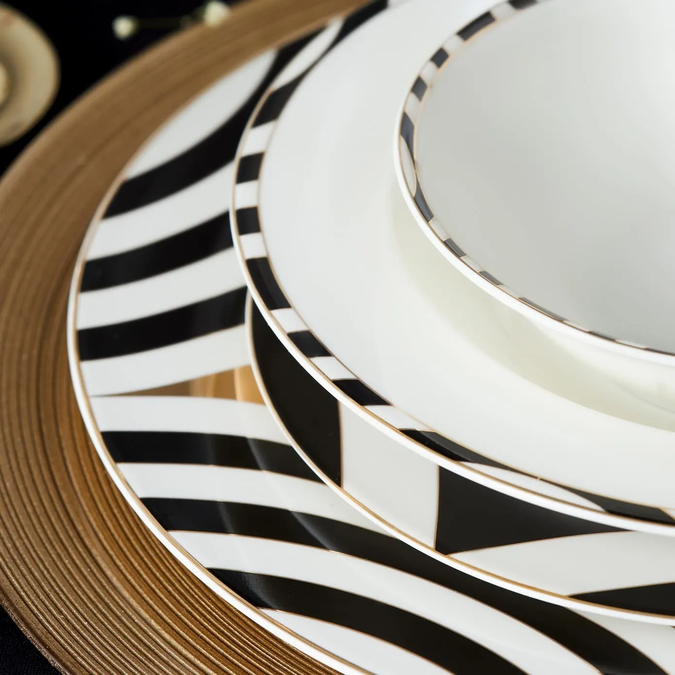 Karaca Roll 24-teiliges Geschirrset für 6 Personen aus Porzellan – Bild 5