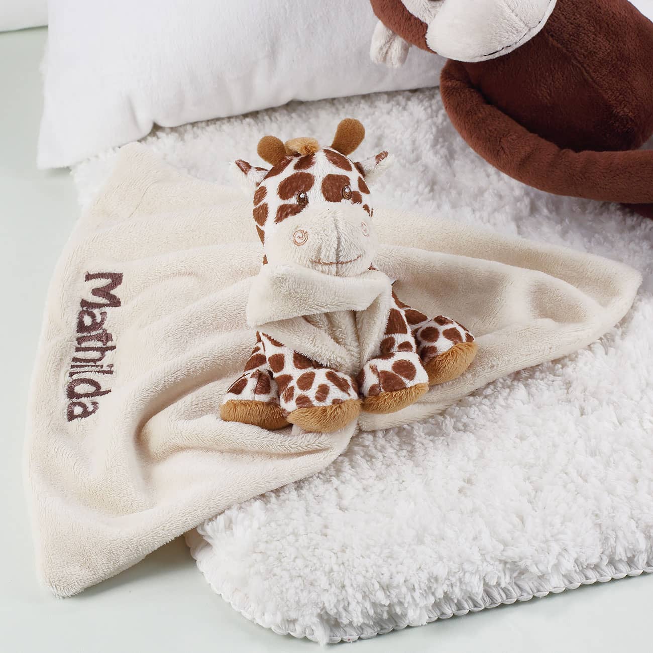 Rasselnde Giraffe mit bestickter Kuscheldecke