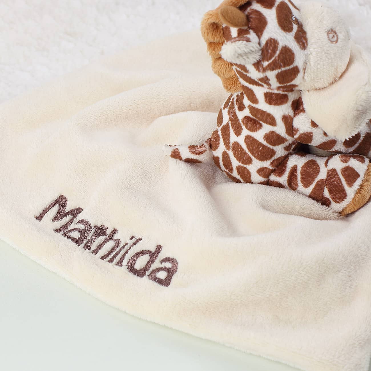 Rasselnde Giraffe mit bestickter Kuscheldecke – Bild 2