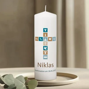 Kerze für religiöse Anlässe mit Name, Wunschtext sowie Kreuz in blau und braun, 25 x 8 cm