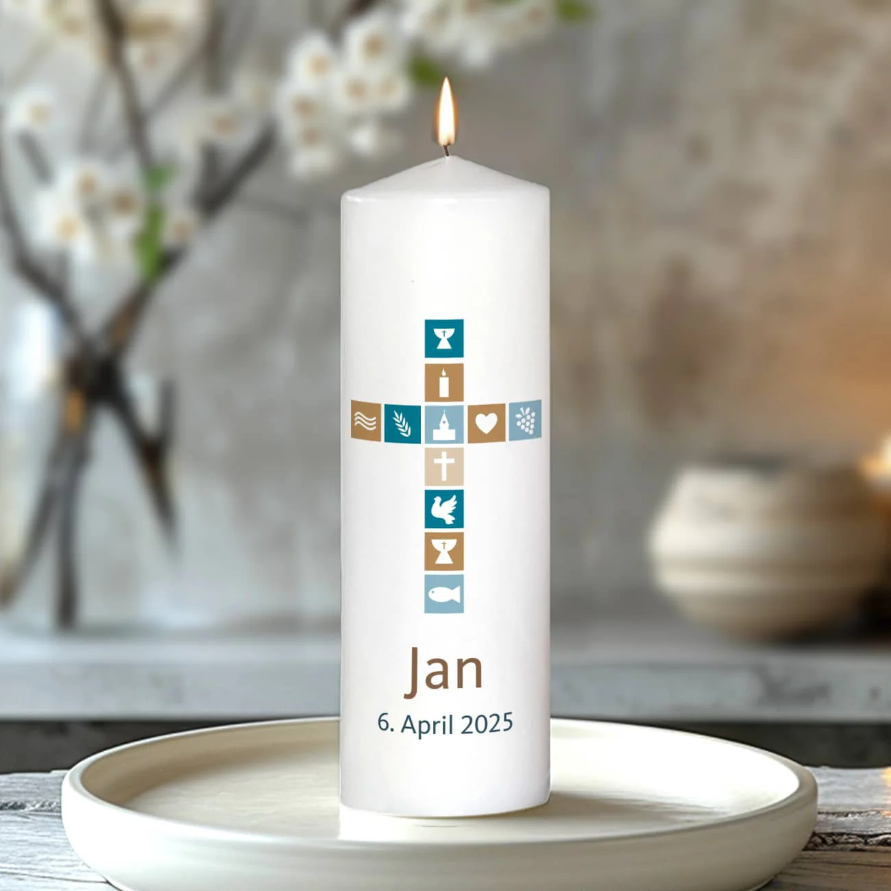Kerze für religiöse Anlässe mit Name, Wunschtext sowie Kreuz in blau und braun, 25 x 8 cm – Bild 2