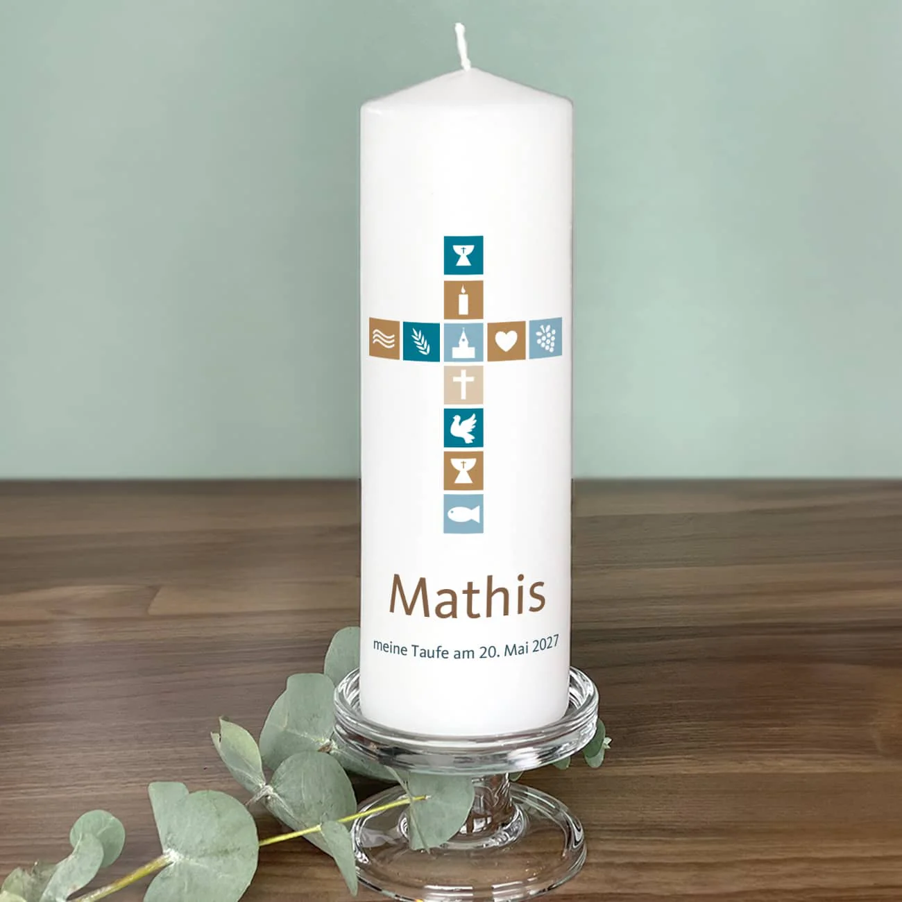 Kerze für religiöse Anlässe mit Name, Wunschtext sowie Kreuz in blau und braun, 25 x 8 cm – Bild 3