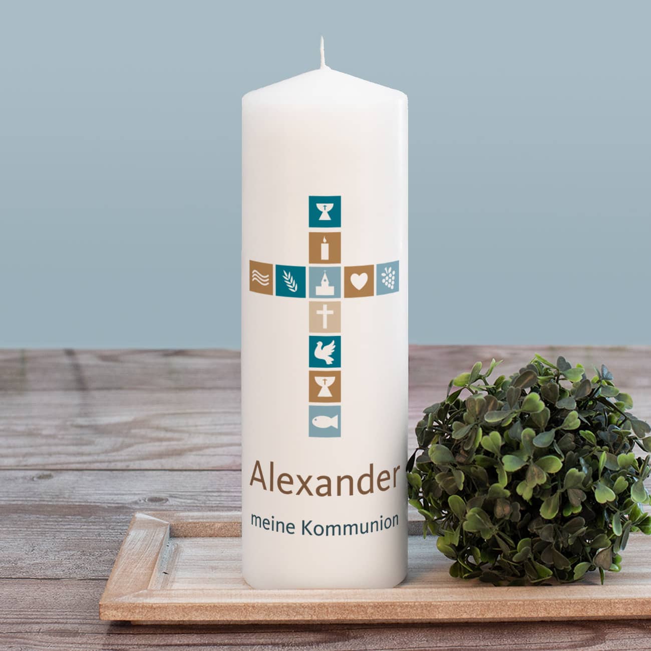 Kerze für religiöse Anlässe mit Name, Wunschtext sowie Kreuz in blau und braun, 25 x 8 cm – Bild 4